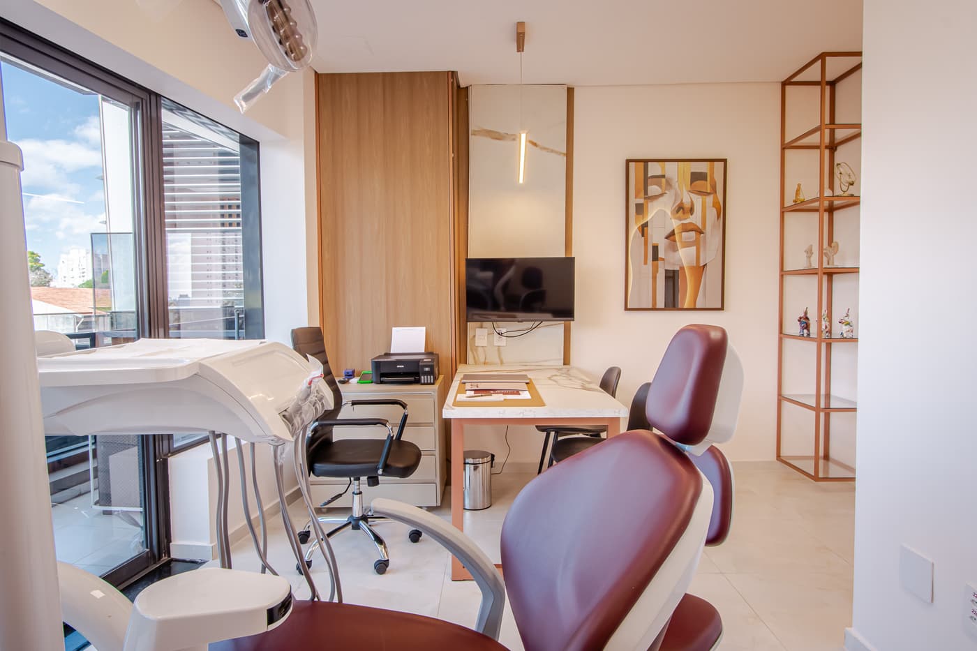Sala de atendimento com mesa de consulta