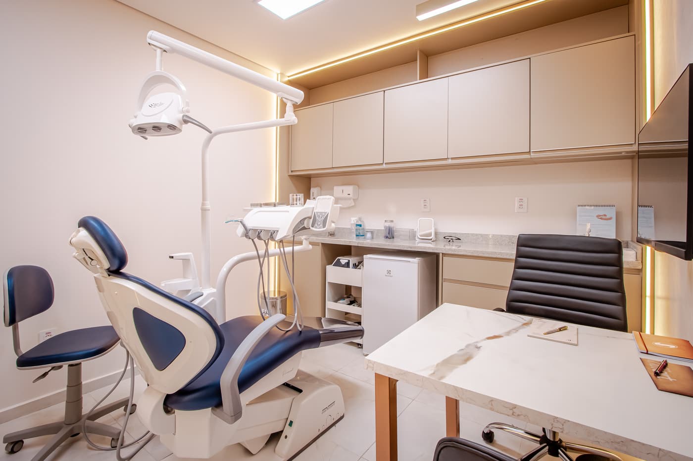 Sala de atendimento com cadeira azul