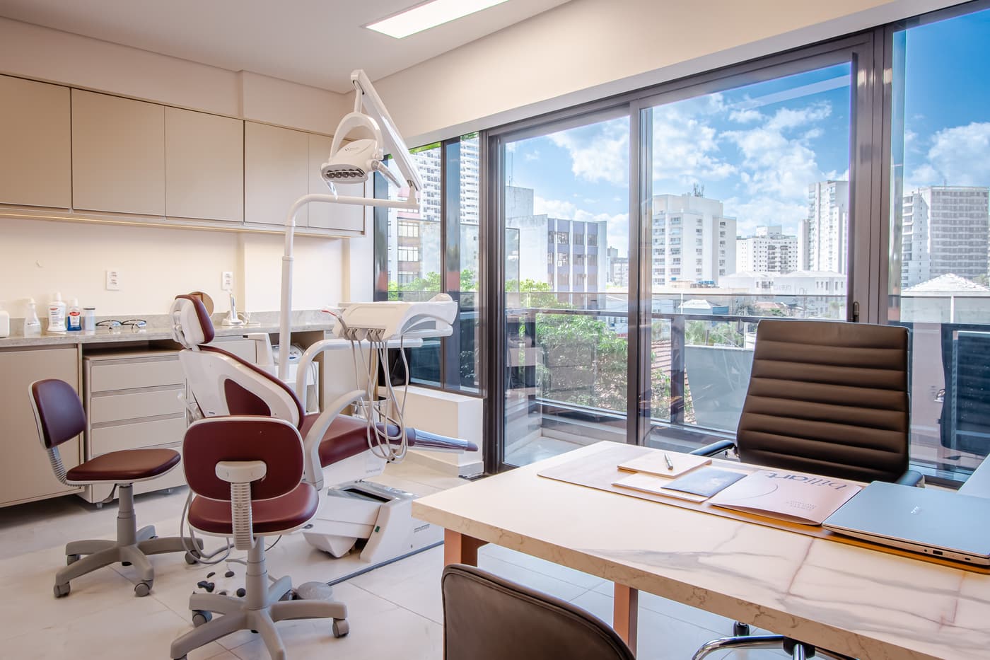 Sala de atendimento com vista para Vila Mariana
